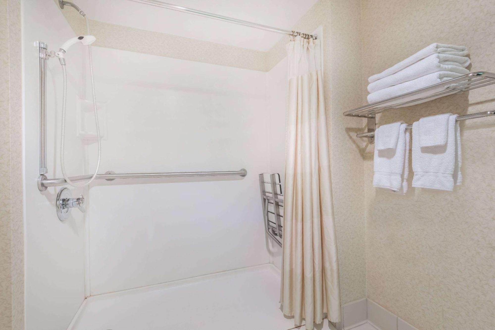 เบย์มอนต์ บาย วินด์แฮม กรีนส์เบิร์ก Hotel Greensburg ภายนอก รูปภาพ