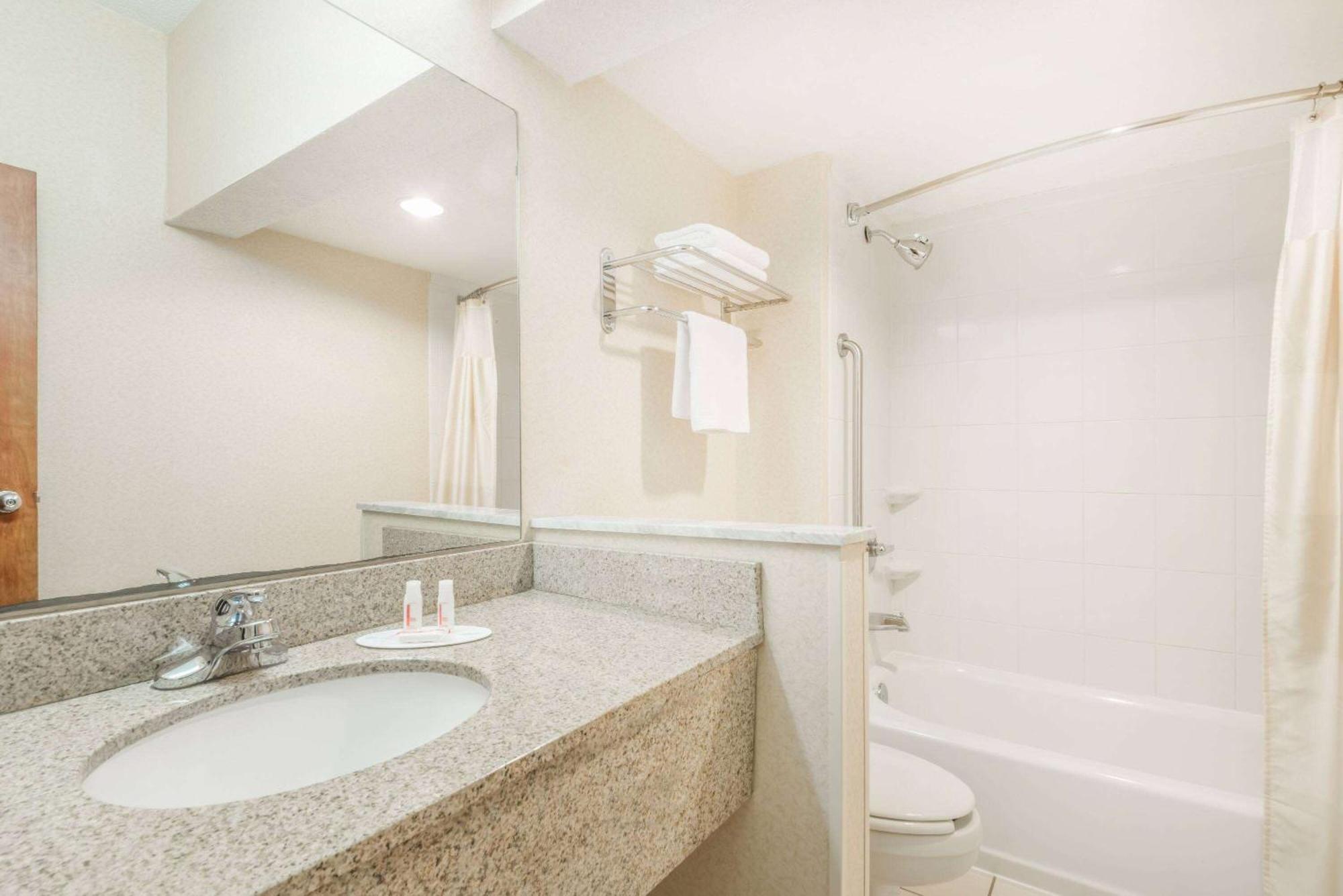 เบย์มอนต์ บาย วินด์แฮม กรีนส์เบิร์ก Hotel Greensburg ภายนอก รูปภาพ