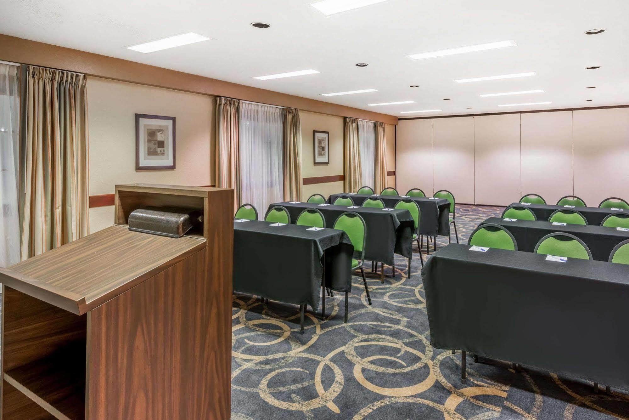 เบย์มอนต์ บาย วินด์แฮม กรีนส์เบิร์ก Hotel Greensburg ภายนอก รูปภาพ
